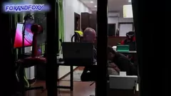 Jouer Filmé : un collègue motive avec une pipe et jouit dans la bouche au bureau