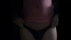 Reproduzir Pênis pequeno Tranny Escorre Gozada Quente na Calcinha Apertada