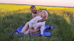 Redare Cumshot anal public: blondă fierbinte rusă înghite direct de la sursă
