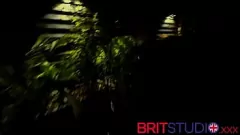 Jouer Regardez le vilain voisin britannique : masturbation féminine en solo, porno voyeur