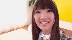 Jouer Première pipe en gorge profonde d'une adolescente asiatique mince après un orgasme intense du clitoris