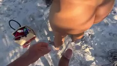 Odtwórz Bujna latynoska amatorka robi się niegrzeczna publicznie na wydmach na plaży