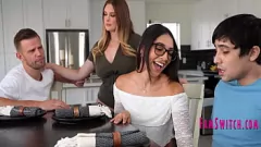 Redare Roleplay de familie Gone Wild: Schimbate mama vitregă și fiul în bucătărie tabu