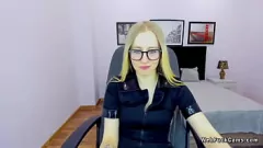 Redare Euro Blonde Bombshell se dezlănțuie pentru sesiunea de webcam solo: țâțe mici și ochelari