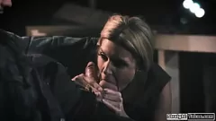 Afspelen Echtgenoot geeft een volwassen blonde vrouw een outdoor neuksessie