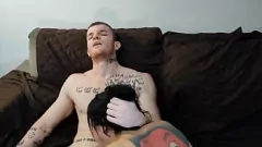 Redare Blonda tatuată merge sălbatic pe mașina de sex - gât adânc în gât