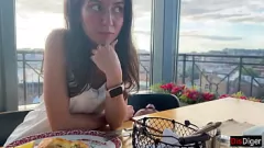 Afspelen Catch of the Day ": Brunette Teen's eerste date fuck in het openbaar
