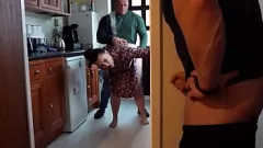 Reproduzir A grande bolha da esposa italiana é creme de amante negro enquanto o marido observa