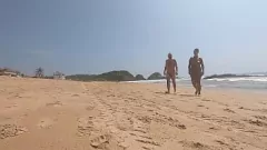 Jouer Couple nudiste vivant la vie au maximum de la plage publique