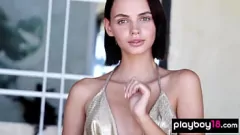 Jouer Skinny Brunette Babe Lilit Ariel espone le sue piccole tette e la figa rasata in solista