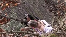 Abspielen Verhüllte Männer ficken die Missy im Wald