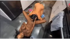 Reproduzir Naomi Foxxx e Romp de cozinha fumegante da namorada Tatiana: lésbica, interracial, brincadeira de brinquedos e esguicho