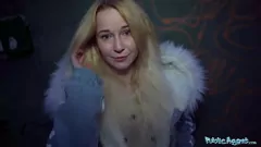 Jouer L'innocente Sweetie Plum cavalca un grosso cazzo in Cowgirl al contrario, finendo con una faccia piena di sperma