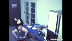 Reproducir Puta infiel amateur tetona se masturba con fetiche de comida en una cámara espía voyeur pública salvaje