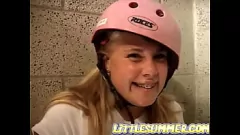 Abspielen Der süße blonde Teenager Little Summer gönnt sich eine dampfende Solo-Session mit intensivem Fingern und Necken