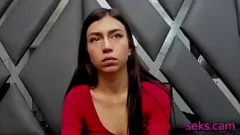 Reproduzir Petite morena amadora abre bem as pernas em um show de sexo ao vivo na webcam