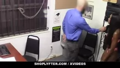 Jouer La subdola teenager ebano Tori Montana riceve una cremosa sorpresa dopo il taccheggio in questa fantasia hardcore