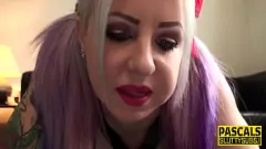 تشغيل جبهة تحرير مورو الإسلامية الخاضعة مع الوشم واللاتكس تحصل على حلقها مارس الجنس في مشهد الواقع bdsm المتشددين هذا