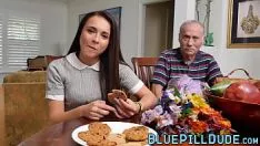 Oynat Değerli ve boynuzlu ergen sürtük eski bir yarak bir profesyonel diliyor