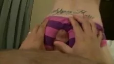 Jouer Rousse tatouée au cul chaud croque son homme