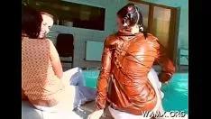 تشغيل مراهقة غير ناضجة ترضي ماما في البركة للحصول على لعبة للأظافر