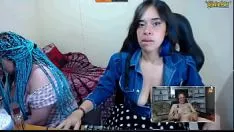 Redare 2 adolescenți fierbinți pe cameră mă privesc în timp ce îmi susțin ușatorul