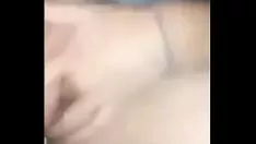 Jouer La signorina filippina fa un salto alla telecamera