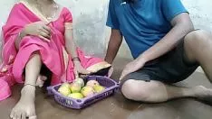 Oynat आम बेचने वाली को पैसा देकर भाई ने चोदा