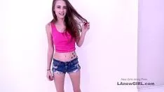 Jouer Kyler adolescente caldo con un k. sorridendo