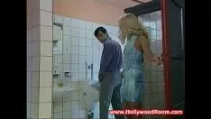 Boynuzlu evli kadın tuvalette bilinmeyen sikikleri