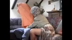 Afspelen El nieto y su abuela