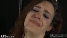 تشغيل تعذيب الثدي للتنورة السيئة