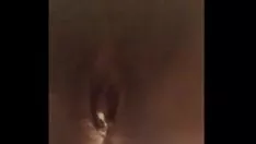 Jouer Son minou est mouillé quand elle joue avec son cul : porno 99