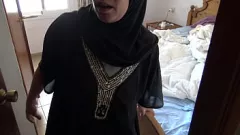 تشغيل المتعة المحرمة للجار المسلم: التبول من كسها المشعر