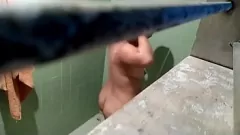 Jouer Heure de douche franche : le corps mouillé de la demi-soeur latina filmé par une caméra cachée